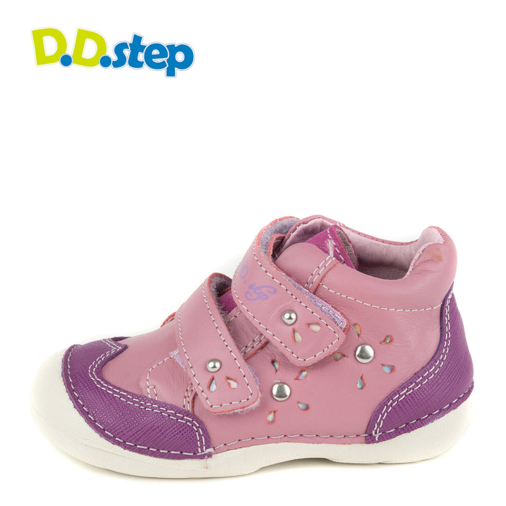 Premium quality first walker with genuine leather lining and upper in pink and purple with diamond pattern. Thanks to its high level of specialization, D.D. Step knows exactly what your child’s feet need, to develop properly in the various phases of growth. The exceptional comfort these shoes provide assure the well-being and happiness of your child.