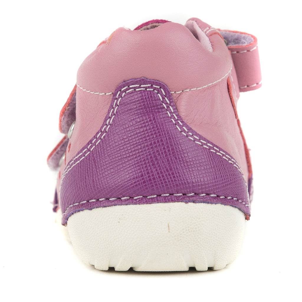 Premium quality first walker with genuine leather lining and upper in pink and purple with diamond pattern. Thanks to its high level of specialization, D.D. Step knows exactly what your child’s feet need, to develop properly in the various phases of growth. The exceptional comfort these shoes provide assure the well-being and happiness of your child. 