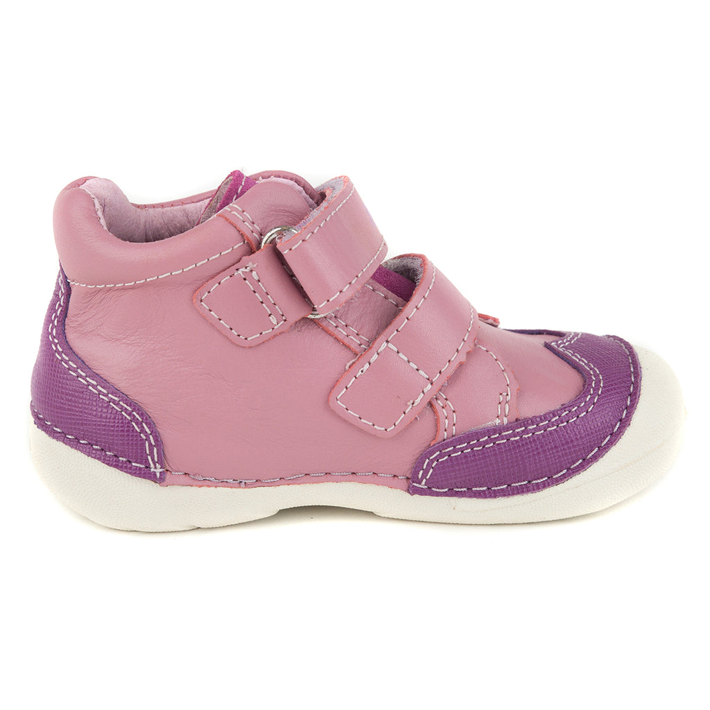 Premium quality first walker with genuine leather lining and upper in pink and purple with diamond pattern. Thanks to its high level of specialization, D.D. Step knows exactly what your child’s feet need, to develop properly in the various phases of growth. The exceptional comfort these shoes provide assure the well-being and happiness of your child. 