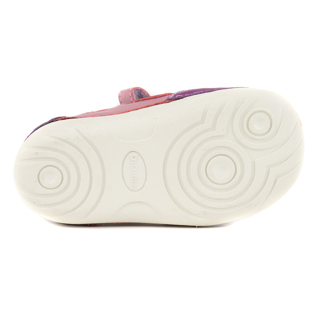 Premium quality first walker with genuine leather lining and upper in pink and purple with diamond pattern. Thanks to its high level of specialization, D.D. Step knows exactly what your child’s feet need, to develop properly in the various phases of growth. The exceptional comfort these shoes provide assure the well-being and happiness of your child. 