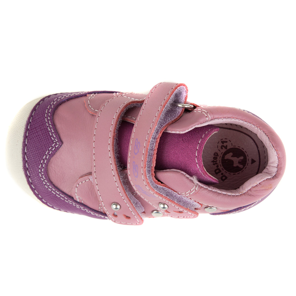Premium quality first walker with genuine leather lining and upper in pink and purple with diamond pattern. Thanks to its high level of specialization, D.D. Step knows exactly what your child’s feet need, to develop properly in the various phases of growth. The exceptional comfort these shoes provide assure the well-being and happiness of your child. 