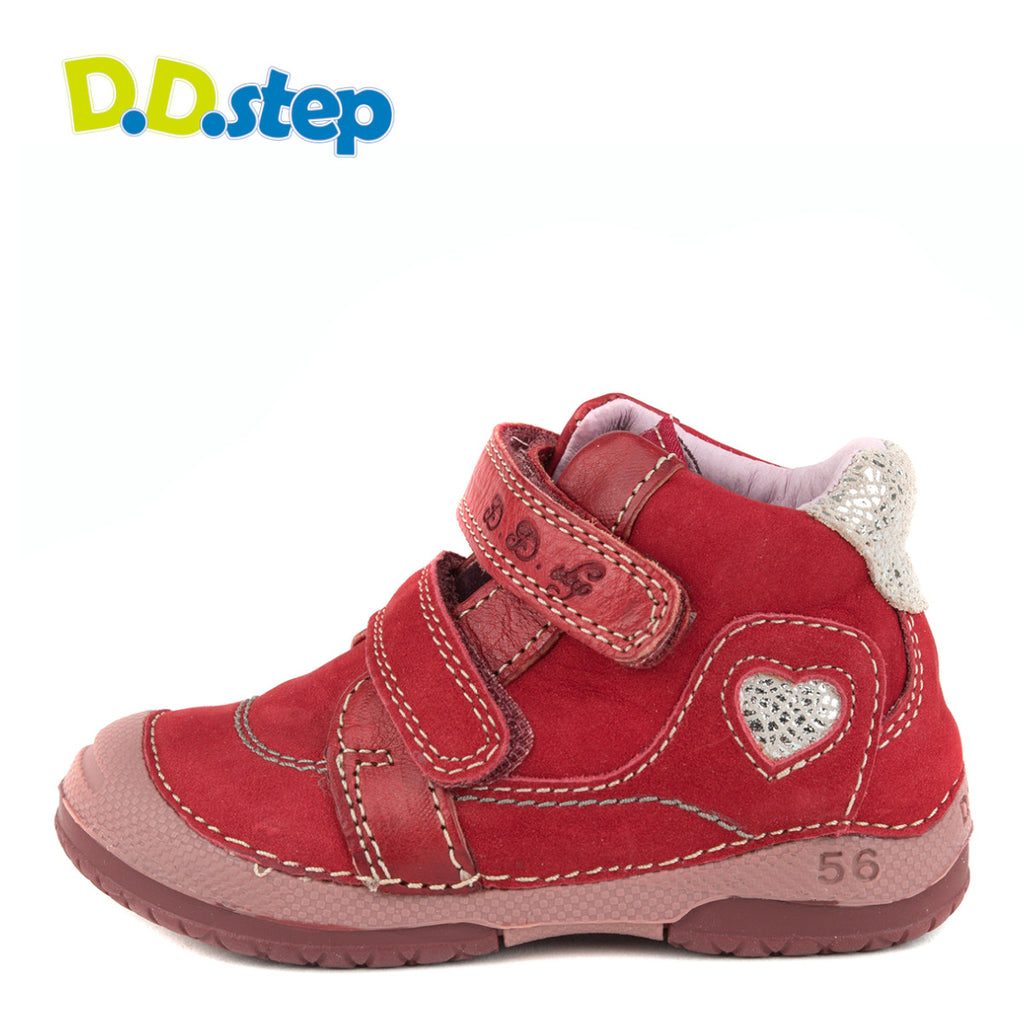Premium quality first walker with genuine leather lining and upper in red with silver heart. Thanks to its high level of specialization, D.D. Step knows exactly what your child’s feet need, to develop properly in the various phases of growth. The exceptional comfort these shoes provide assure the well-being and happiness of your child.