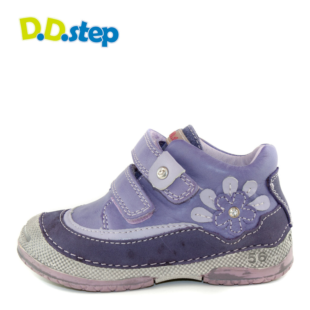 Premium quality first walker with genuine leather lining and upper in violet with flower. Thanks to its high level of specialization, D.D. Step knows exactly what your child’s feet need, to develop properly in the various phases of growth. The exceptional comfort these shoes provide assure the well-being and happiness of your child.