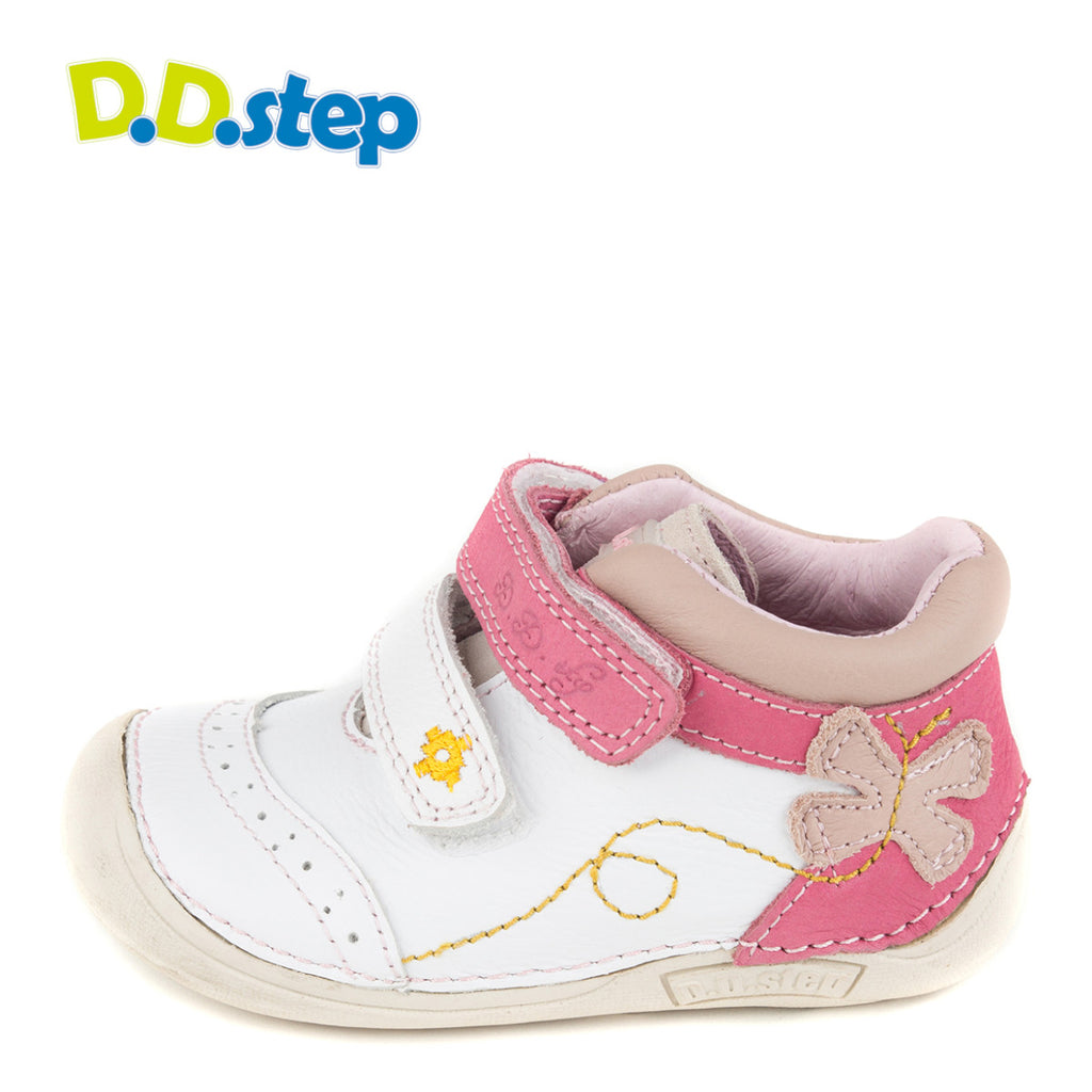 Premium quality first walker with genuine leather lining and upper in white and pink with butterfly theme. Thanks to its high level of specialization, D.D. Step knows exactly what your child’s feet need, to develop properly in the various phases of growth. The exceptional comfort these shoes provide assure the well-being and happiness of your child.