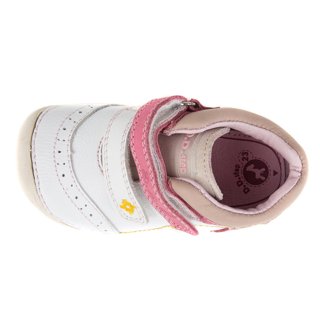 Premium quality first walker with genuine leather lining and upper in white and pink with butterfly theme. Thanks to its high level of specialization, D.D. Step knows exactly what your child’s feet need, to develop properly in the various phases of growth. The exceptional comfort these shoes provide assure the well-being and happiness of your child.