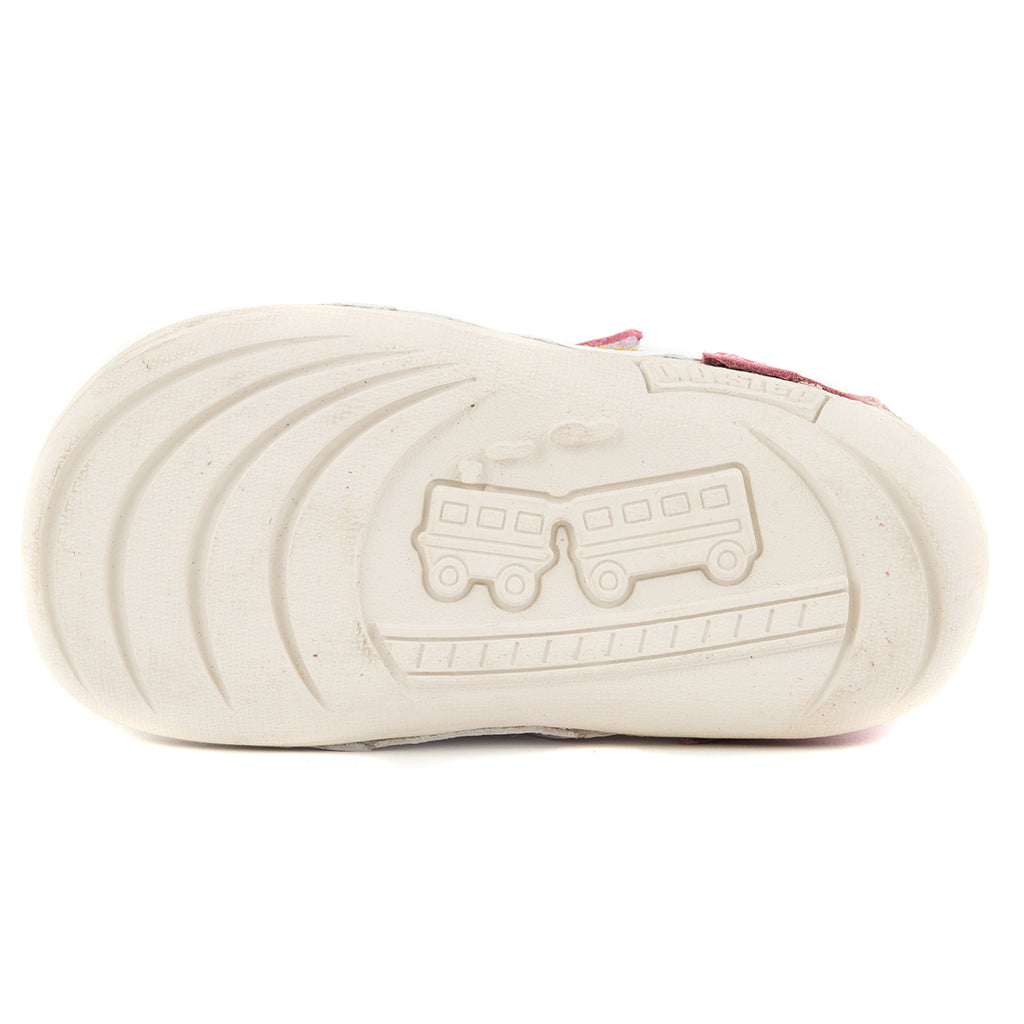 Premium quality first walker with genuine leather lining and upper in white and pink with butterfly theme. Thanks to its high level of specialization, D.D. Step knows exactly what your child’s feet need, to develop properly in the various phases of growth. The exceptional comfort these shoes provide assure the well-being and happiness of your child.