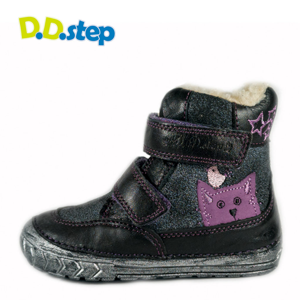 Premium quality first walker with faux fur insulation and genuine leather upper in black color with cat pattern. Thanks to its high level of specialization, D.D. Step knows exactly what your child’s feet need, to develop properly in the various phases of growth. The exceptional comfort these shoes provide assure the well-being and happiness of your child.