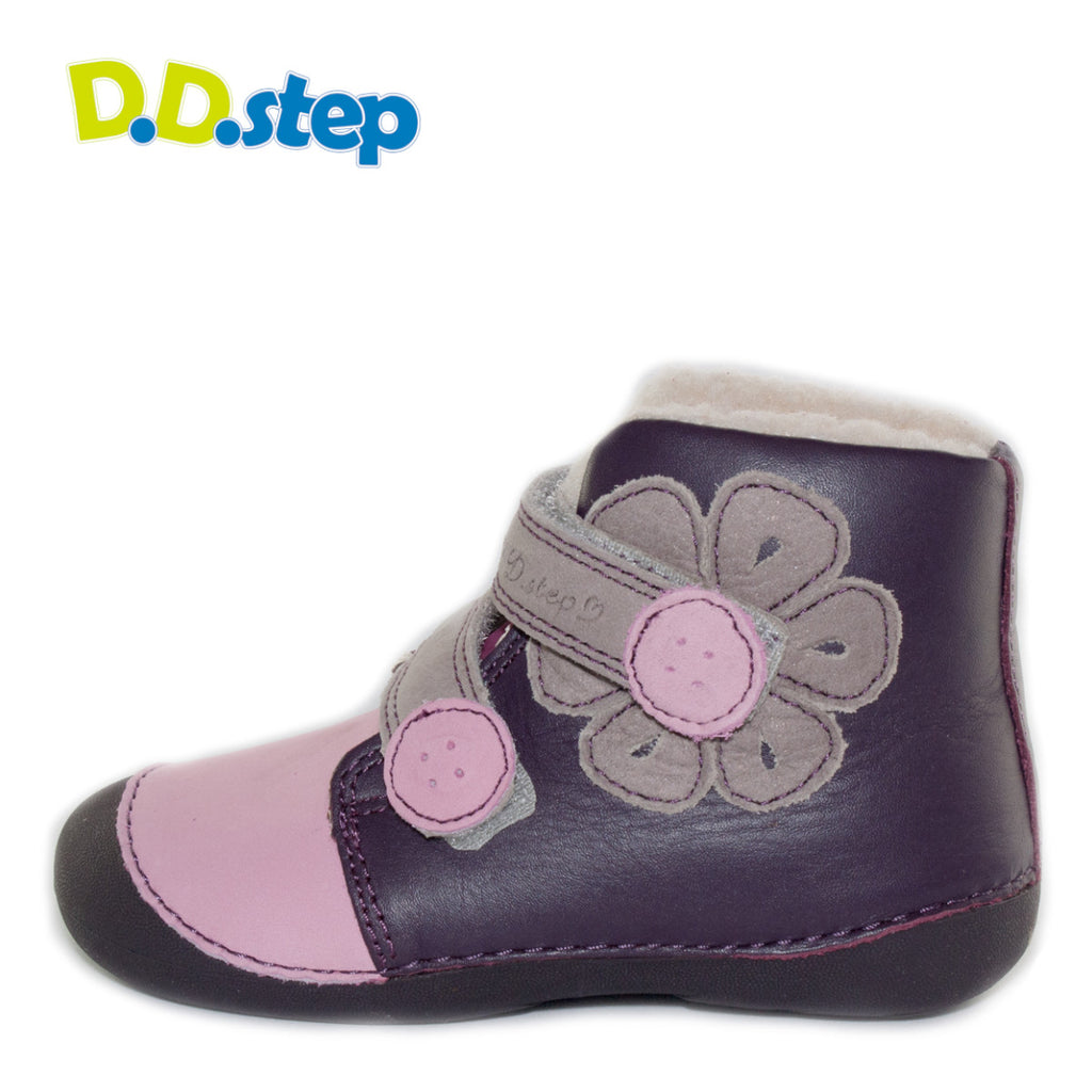 Premium quality first walker with faux fur insulation and genuine leather upper in fuchsia color with flower pattern. Thanks to its high level of specialization, D.D. Step knows exactly what your child’s feet need, to develop properly in the various phases of growth. The exceptional comfort these shoes provide assure the well-being and happiness of your child.