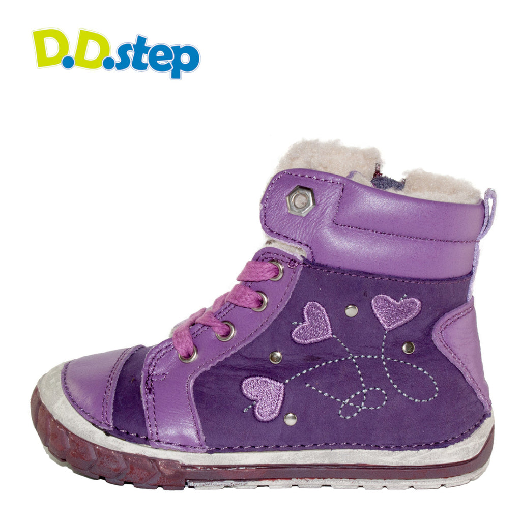 Premium quality first walker with faux fur insulation and genuine leather upper in lavander with heart pattern. Thanks to its high level of specialization, D.D. Step knows exactly what your child’s feet need, to develop properly in the various phases of growth. The exceptional comfort these shoes provide assure the well-being and happiness of your child.