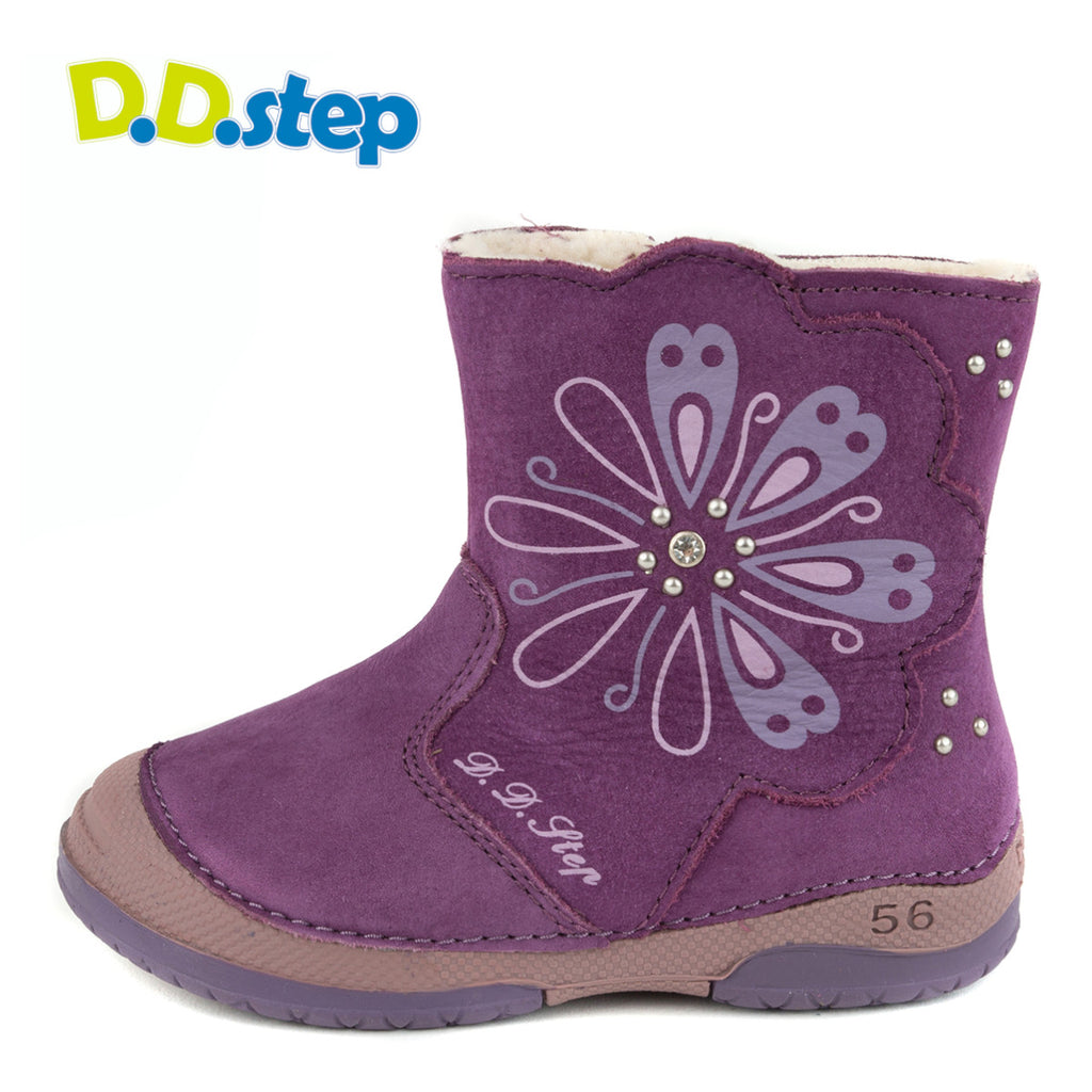 Premium quality first walker with faux fur insulation and genuine leather upper in lavander with flower pattern. Thanks to its high level of specialization, D.D. Step knows exactly what your child’s feet need, to develop properly in the various phases of growth. The exceptional comfort these shoes provide assure the well-being and happiness of your child.