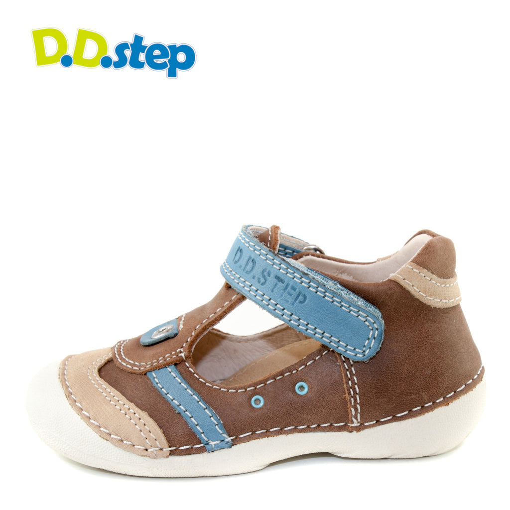 Premium quality closed toe sandals with genuine leather lining and upper in brown with blue single strap. Thanks to its high level of specialization, D.D. Step knows exactly what your child’s feet need, to develop properly in the various phases of growth. The exceptional comfort these shoes provide assure the well-being and happiness of your child.