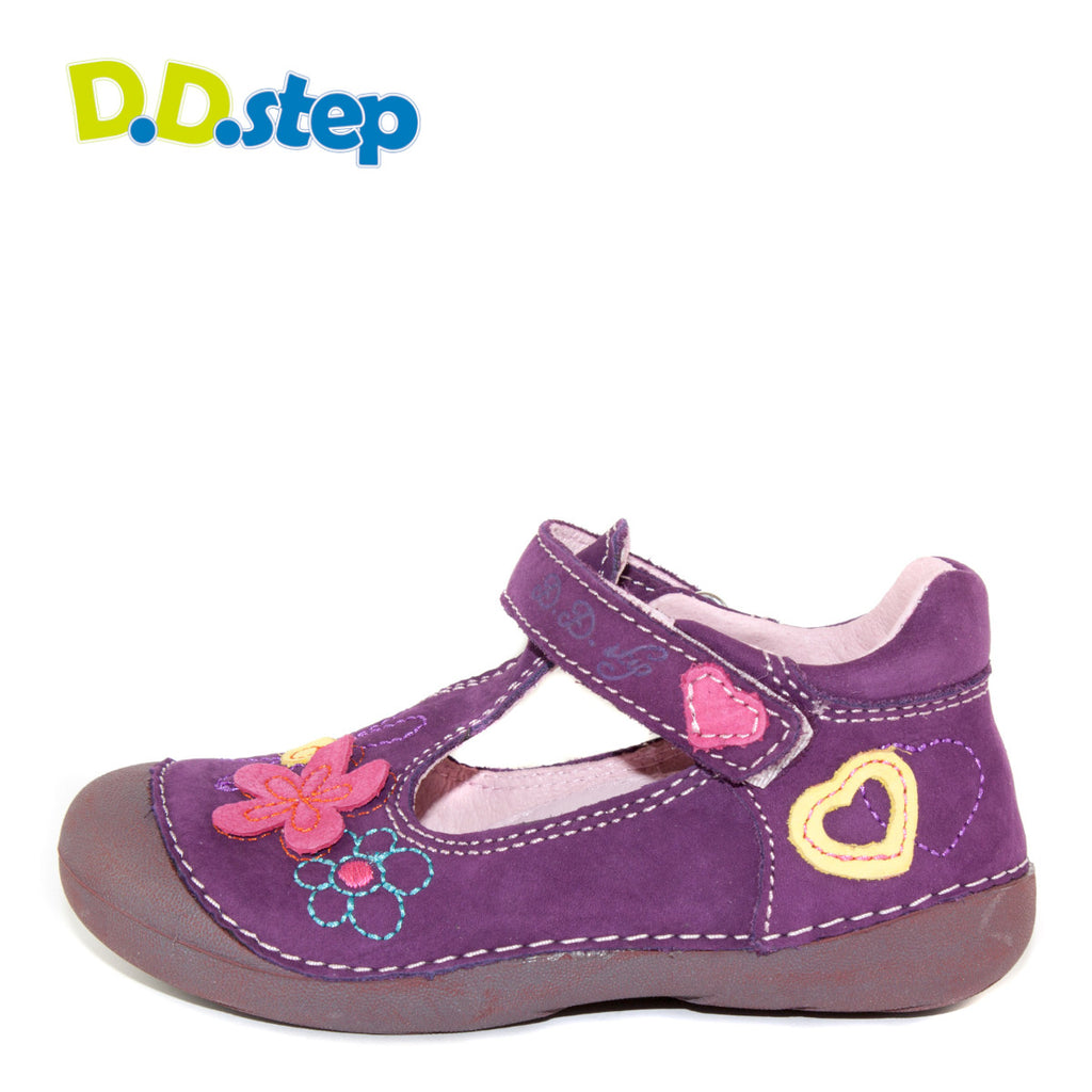 Premium quality dress shoes with genuine leather lining and upper in light pink with cute flower pattern and single strap. Thanks to its high level of specialization, D.D. Step knows exactly what your child’s feet need, to develop properly in the various phases of growth. The exceptional comfort these shoes provide assure the well-being and happiness of your child.