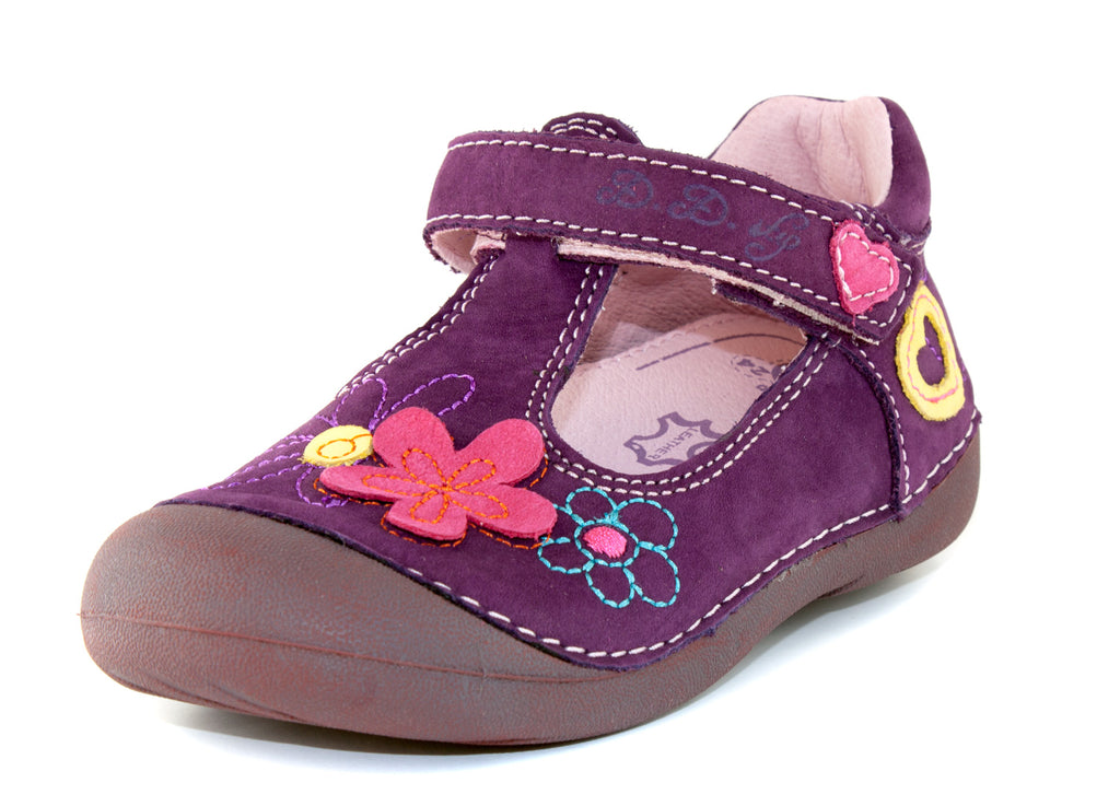 Premium quality dress shoes with genuine leather lining and upper in light pink with cute flower pattern and single strap. Thanks to its high level of specialization, D.D. Step knows exactly what your child’s feet need, to develop properly in the various phases of growth. The exceptional comfort these shoes provide assure the well-being and happiness of your child.