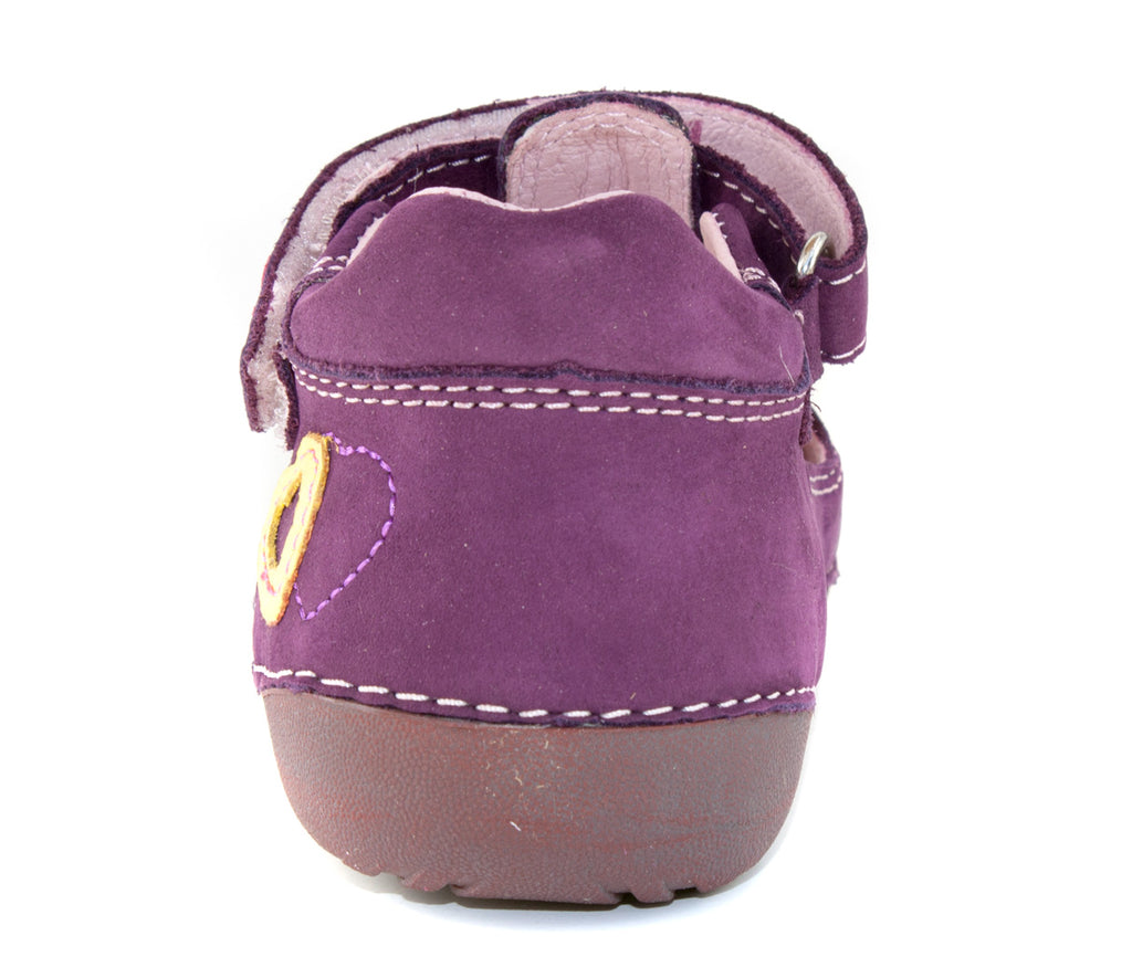 Premium quality dress shoes with genuine leather lining and upper in light pink with cute flower pattern and single strap. Thanks to its high level of specialization, D.D. Step knows exactly what your child’s feet need, to develop properly in the various phases of growth. The exceptional comfort these shoes provide assure the well-being and happiness of your child.