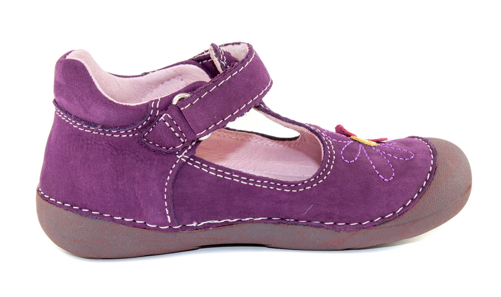 Premium quality dress shoes with genuine leather lining and upper in light pink with cute flower pattern and single strap. Thanks to its high level of specialization, D.D. Step knows exactly what your child’s feet need, to develop properly in the various phases of growth. The exceptional comfort these shoes provide assure the well-being and happiness of your child.