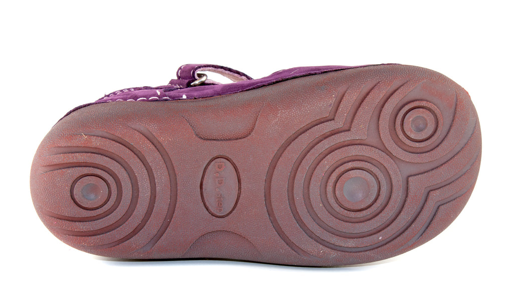 Premium quality dress shoes with genuine leather lining and upper in light pink with cute flower pattern and single strap. Thanks to its high level of specialization, D.D. Step knows exactly what your child’s feet need, to develop properly in the various phases of growth. The exceptional comfort these shoes provide assure the well-being and happiness of your child.