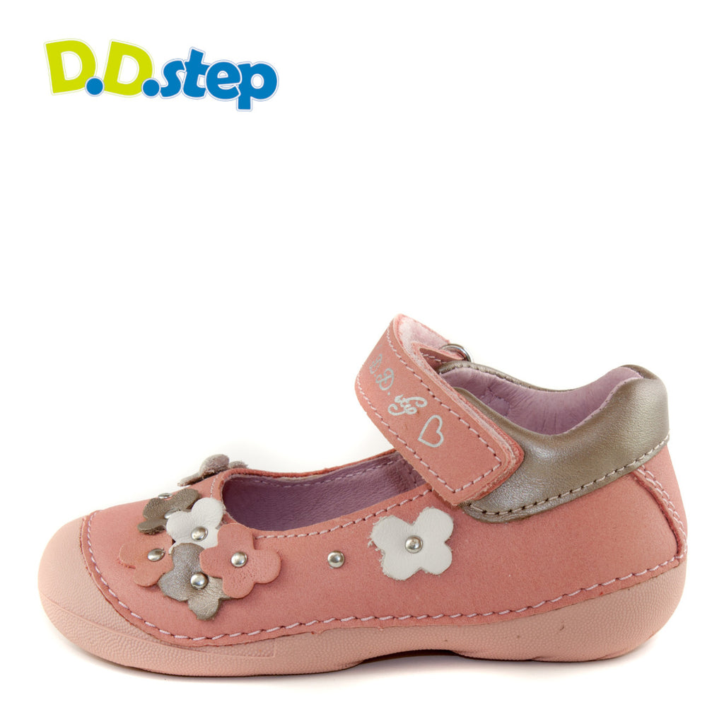 Premium quality dress shoes with genuine leather lining and upper in light pink with cute flower pattern and single strap. Thanks to its high level of specialization, D.D. Step knows exactly what your child’s feet need, to develop properly in the various phases of growth. The exceptional comfort these shoes provide assure the well-being and happiness of your child.