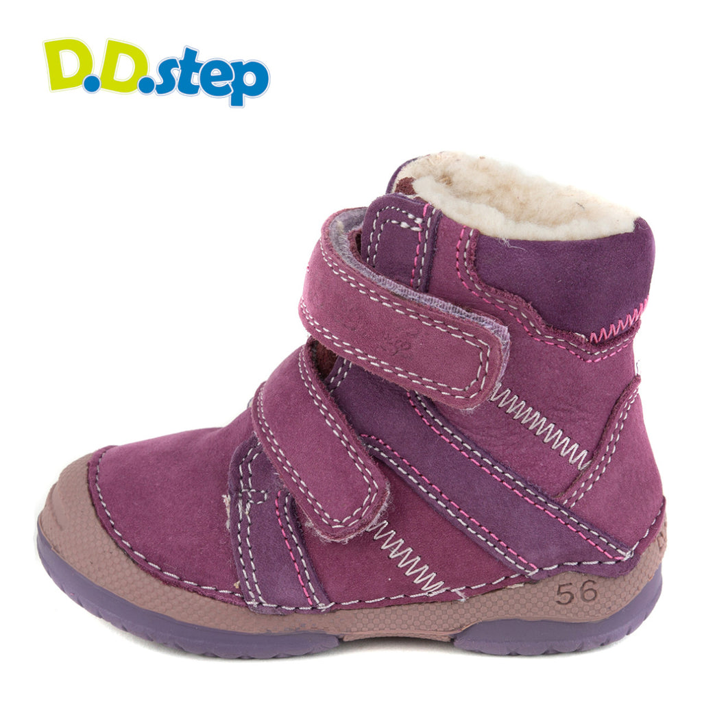 Premium quality first walker with faux fur insulation and genuine leather upper in violet color with double velcro. Thanks to its high level of specialization, D.D. Step knows exactly what your child’s feet need, to develop properly in the various phases of growth. The exceptional comfort these shoes provide assure the well-being and happiness of your child.
